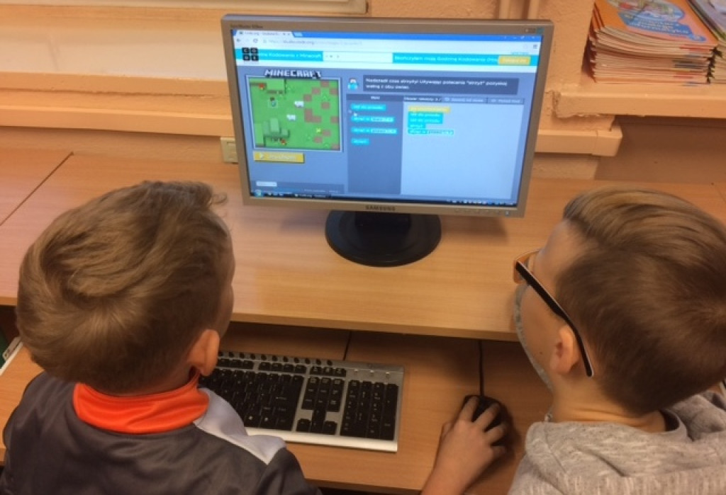 Uczniowie klasy 2a z PSP nr 3 w Grodkowie uczą się kodowania
