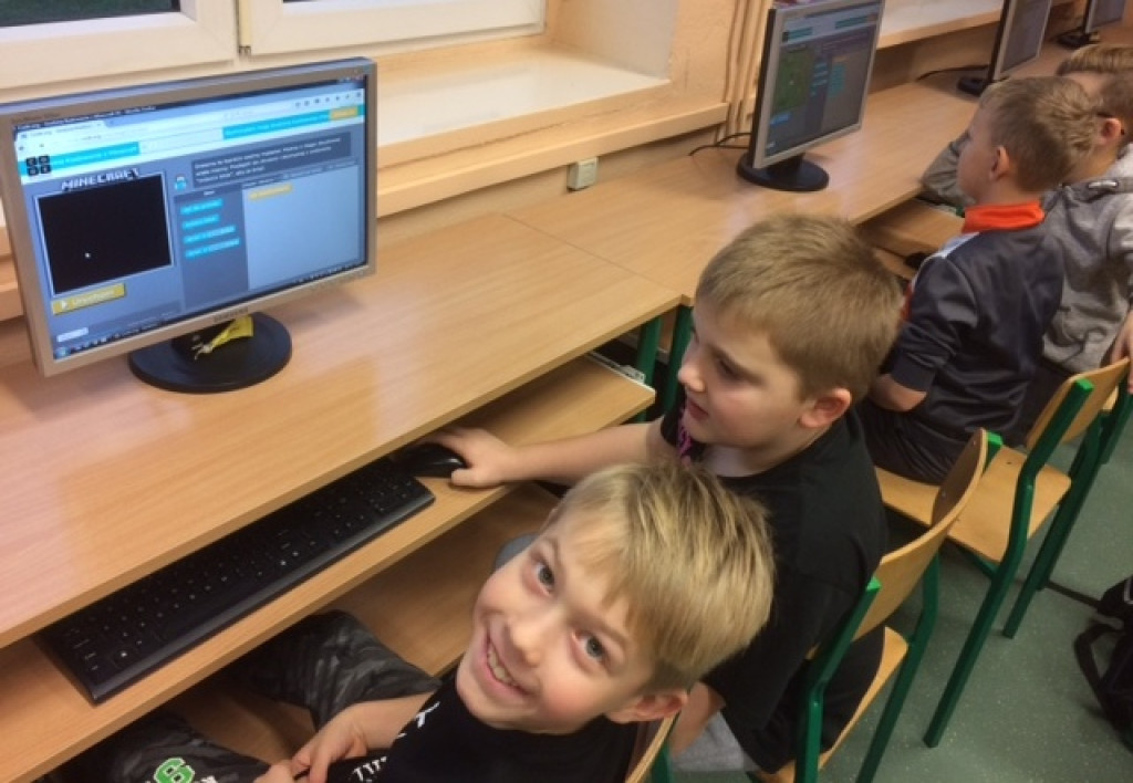 Uczniowie klasy 2a z PSP nr 3 w Grodkowie uczą się kodowania