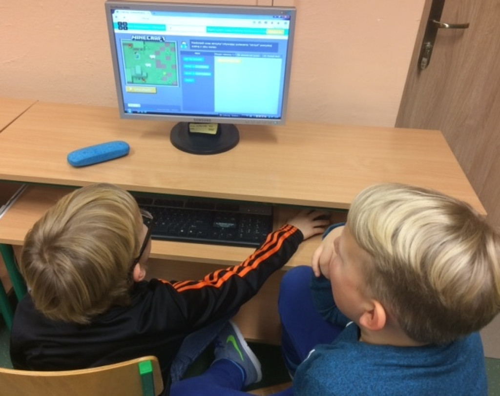 Uczniowie klasy 2a z PSP nr 3 w Grodkowie uczą się kodowania