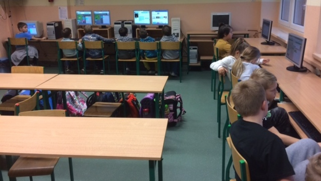 Uczniowie klasy 2a z PSP nr 3 w Grodkowie uczą się kodowania
