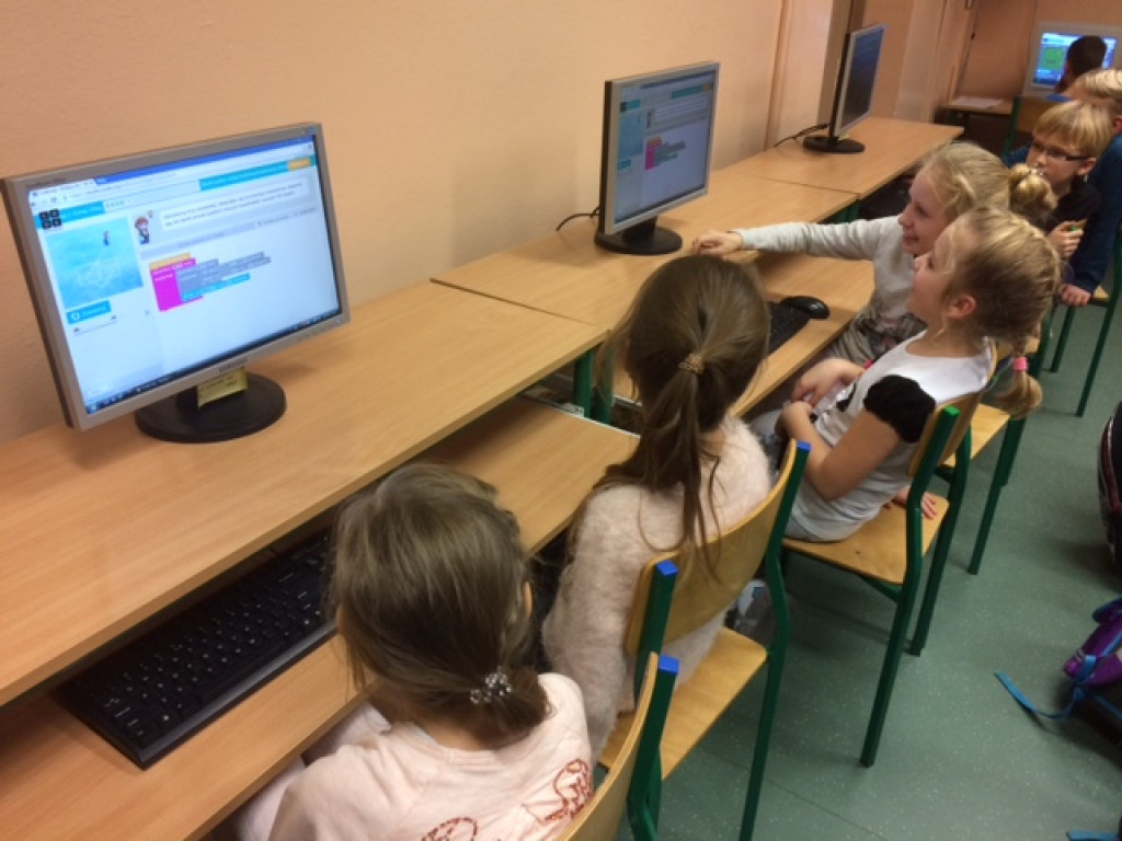 Uczniowie klasy 2a z PSP nr 3 w Grodkowie uczą się kodowania