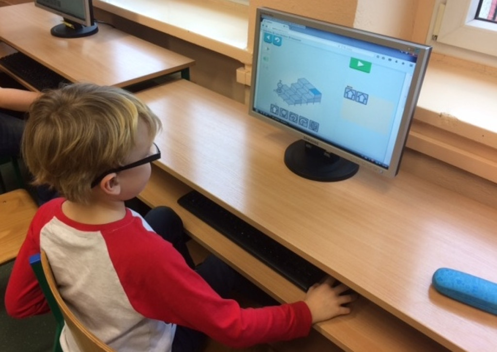 Uczniowie klasy 2a z PSP nr 3 w Grodkowie uczą się kodowania