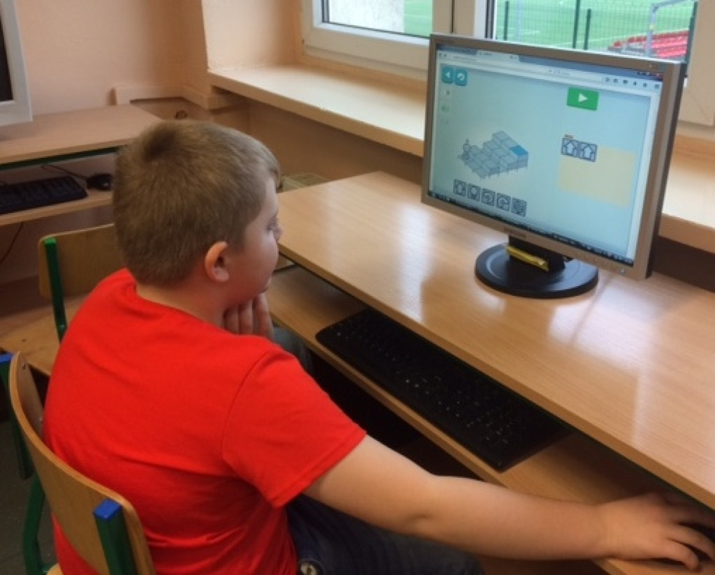 Uczniowie klasy 2a z PSP nr 3 w Grodkowie uczą się kodowania