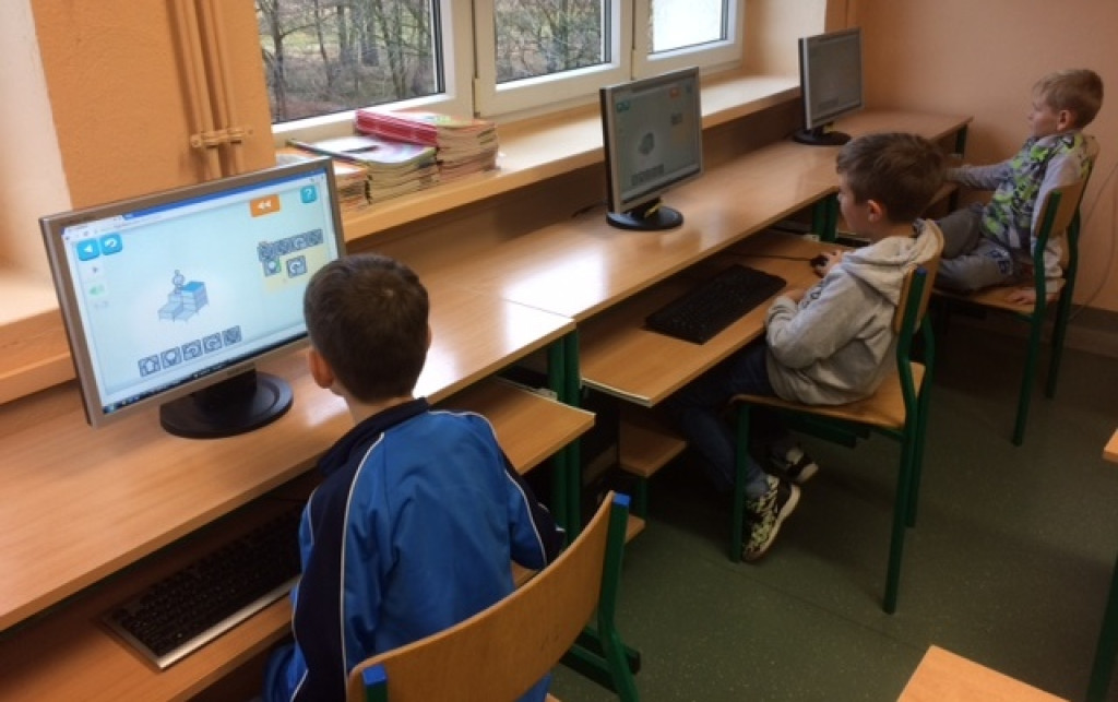 Uczniowie klasy 2a z PSP nr 3 w Grodkowie uczą się kodowania