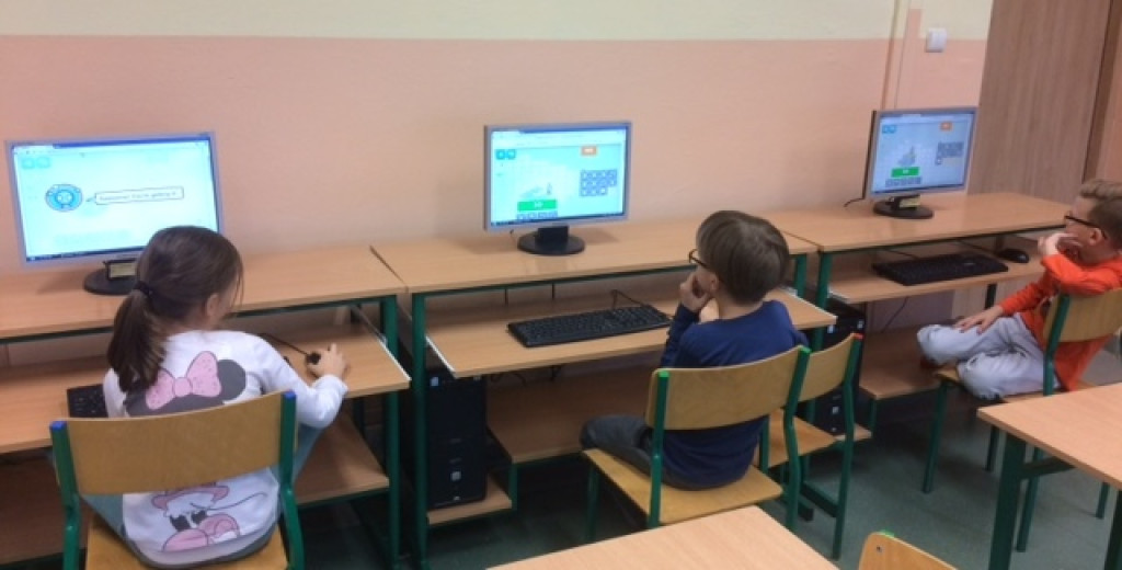 Uczniowie klasy 2a z PSP nr 3 w Grodkowie uczą się kodowania