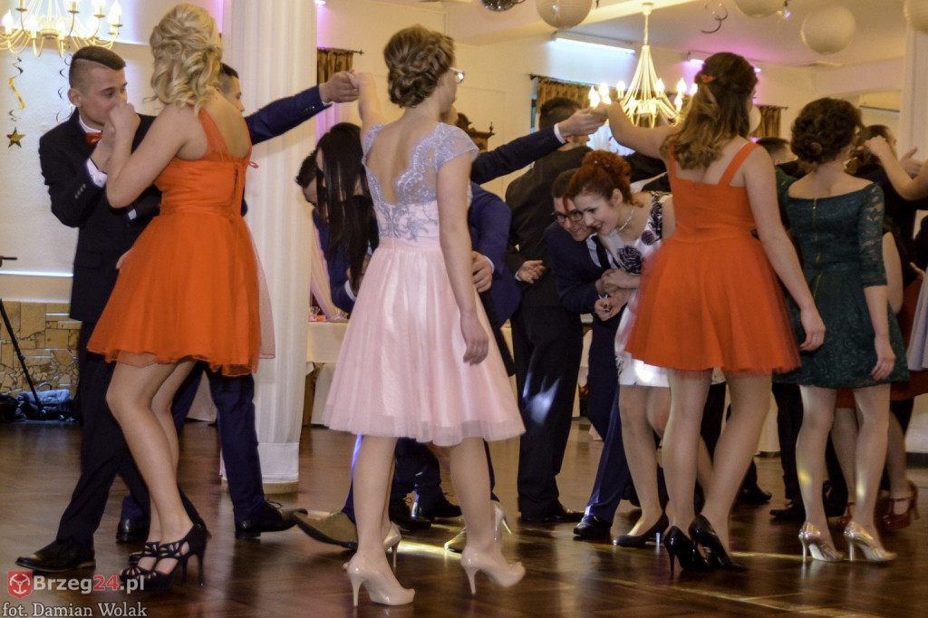 Studniówki 2017: Bal maturalny Zespół Szkół Centrum Kształcenia Praktycznego w Grodkowie [fotorelacja]