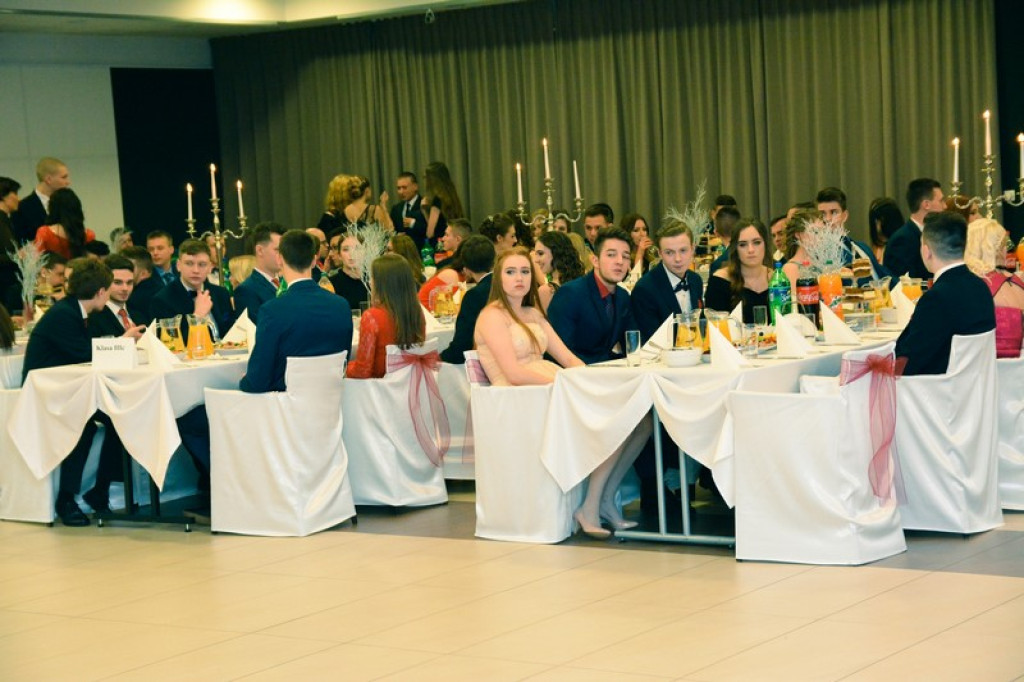 Studniówki 2017: Uczniowie II Liceum Ogólnokształcącego w Brzegu na balu maturalnym [fotogaleria]
