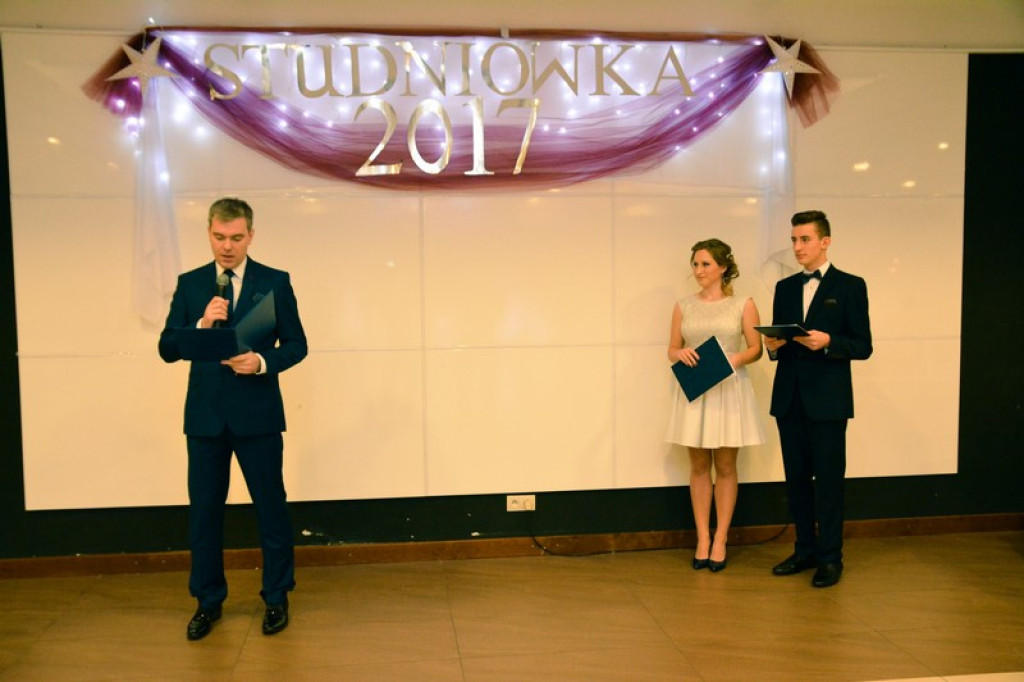 Studniówki 2017: Uczniowie II Liceum Ogólnokształcącego w Brzegu na balu maturalnym [fotogaleria]