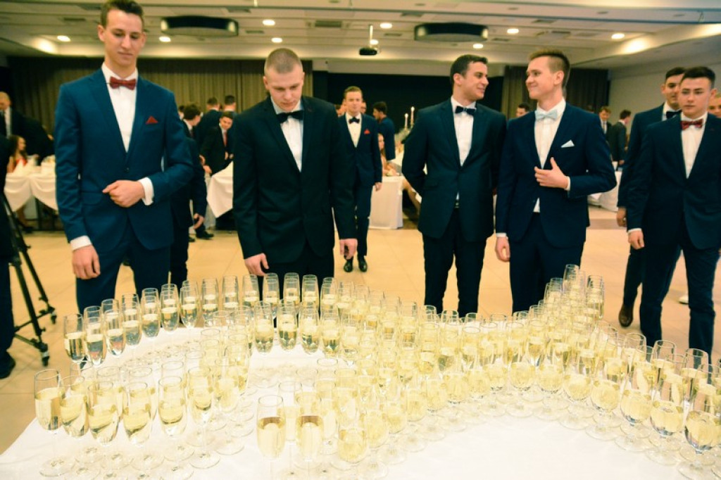 Studniówki 2017: Uczniowie II Liceum Ogólnokształcącego w Brzegu na balu maturalnym [fotogaleria]