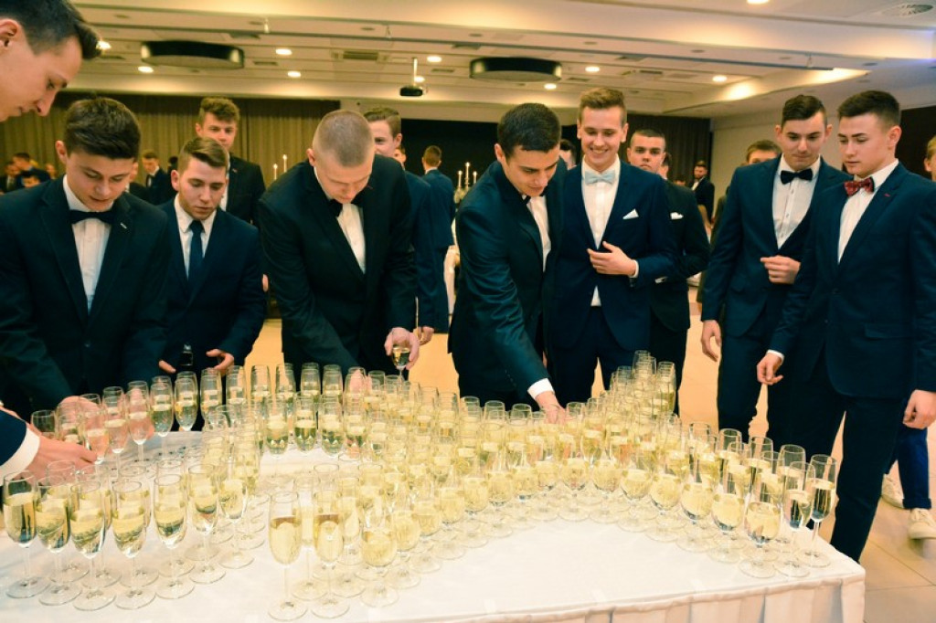 Studniówki 2017: Uczniowie II Liceum Ogólnokształcącego w Brzegu na balu maturalnym [fotogaleria]