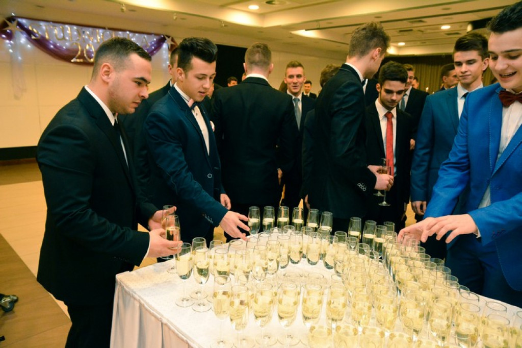 Studniówki 2017: Uczniowie II Liceum Ogólnokształcącego w Brzegu na balu maturalnym [fotogaleria]