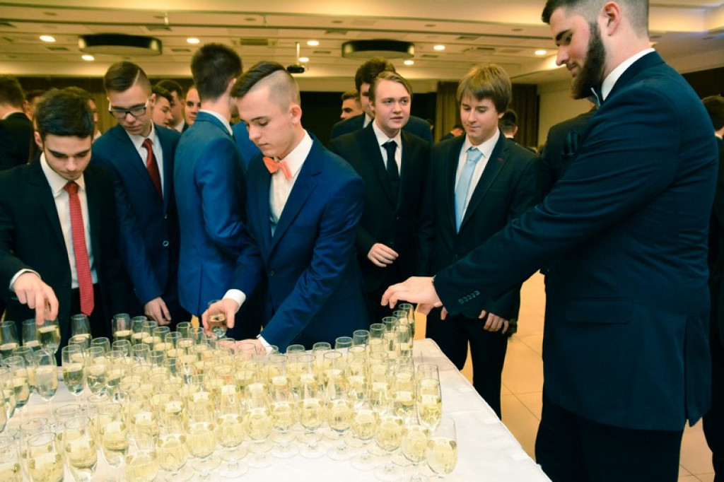 Studniówki 2017: Uczniowie II Liceum Ogólnokształcącego w Brzegu na balu maturalnym [fotogaleria]