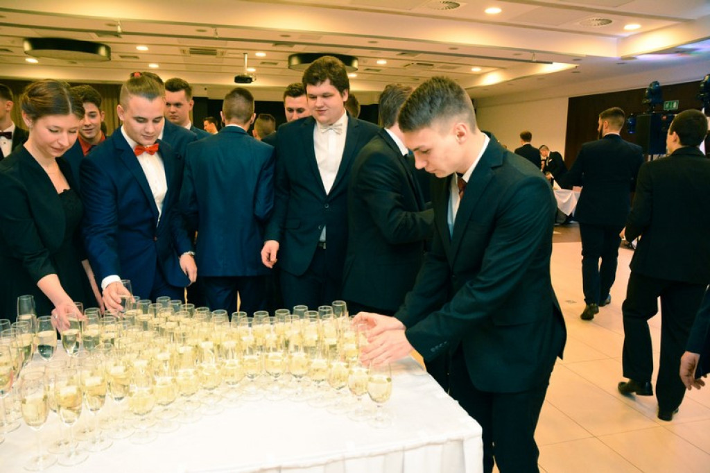 Studniówki 2017: Uczniowie II Liceum Ogólnokształcącego w Brzegu na balu maturalnym [fotogaleria]