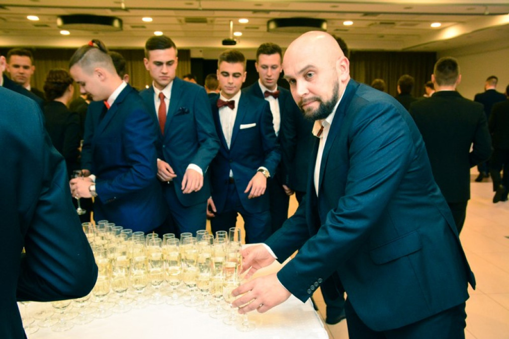 Studniówki 2017: Uczniowie II Liceum Ogólnokształcącego w Brzegu na balu maturalnym [fotogaleria]