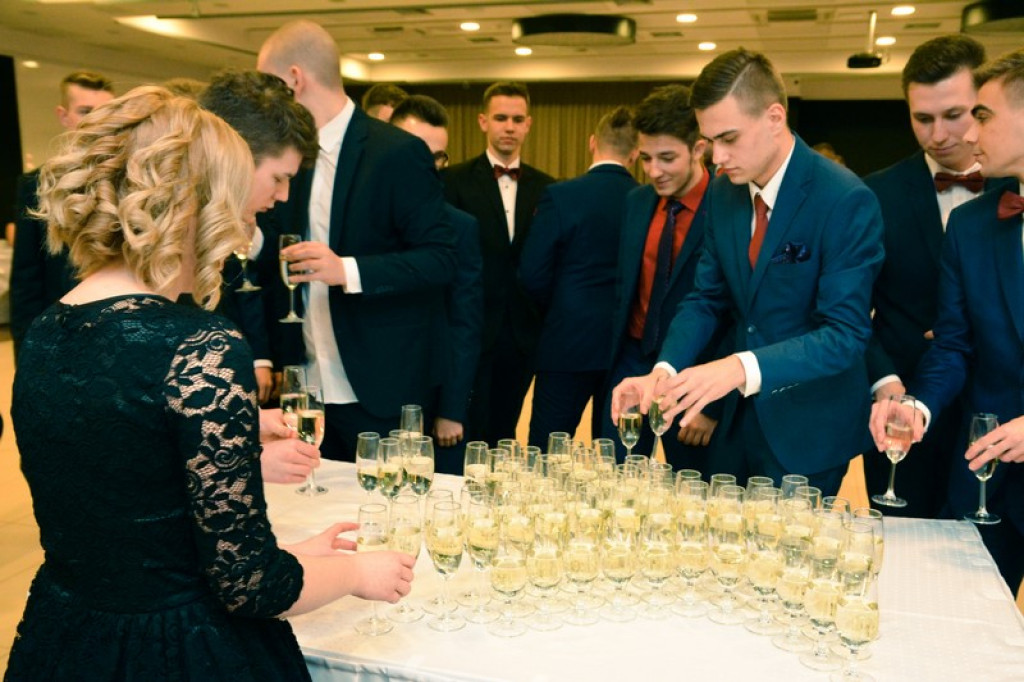 Studniówki 2017: Uczniowie II Liceum Ogólnokształcącego w Brzegu na balu maturalnym [fotogaleria]