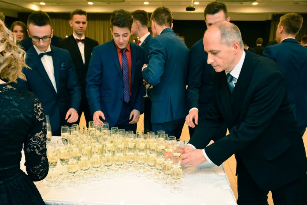 Studniówki 2017: Uczniowie II Liceum Ogólnokształcącego w Brzegu na balu maturalnym [fotogaleria]