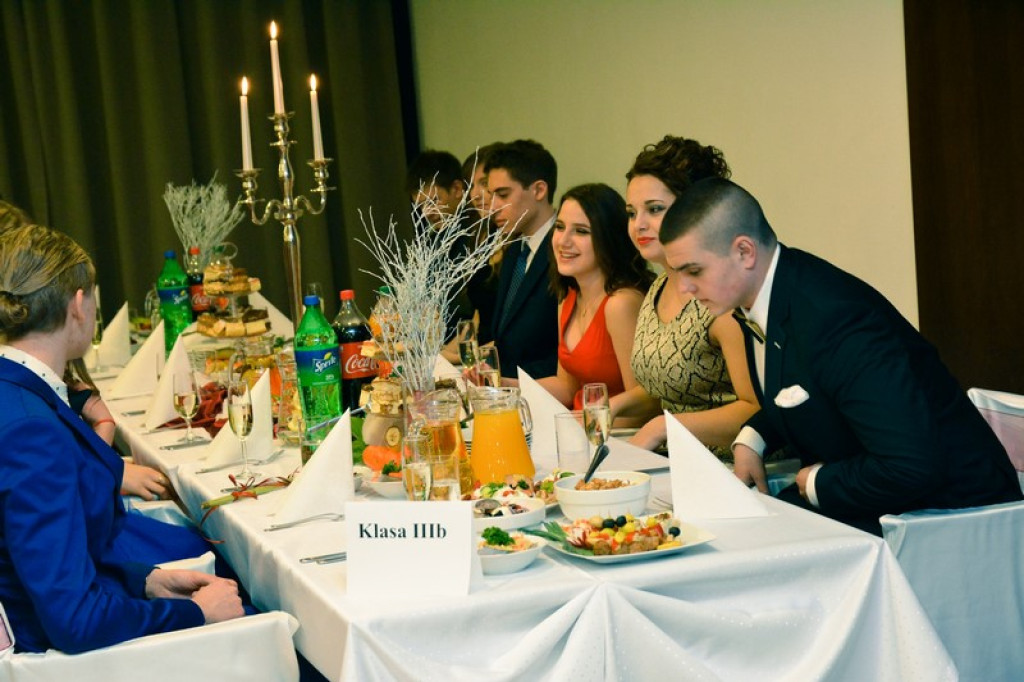 Studniówki 2017: Uczniowie II Liceum Ogólnokształcącego w Brzegu na balu maturalnym [fotogaleria]