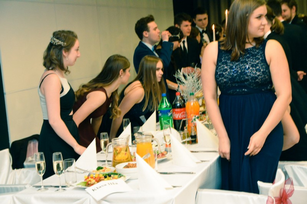 Studniówki 2017: Uczniowie II Liceum Ogólnokształcącego w Brzegu na balu maturalnym [fotogaleria]