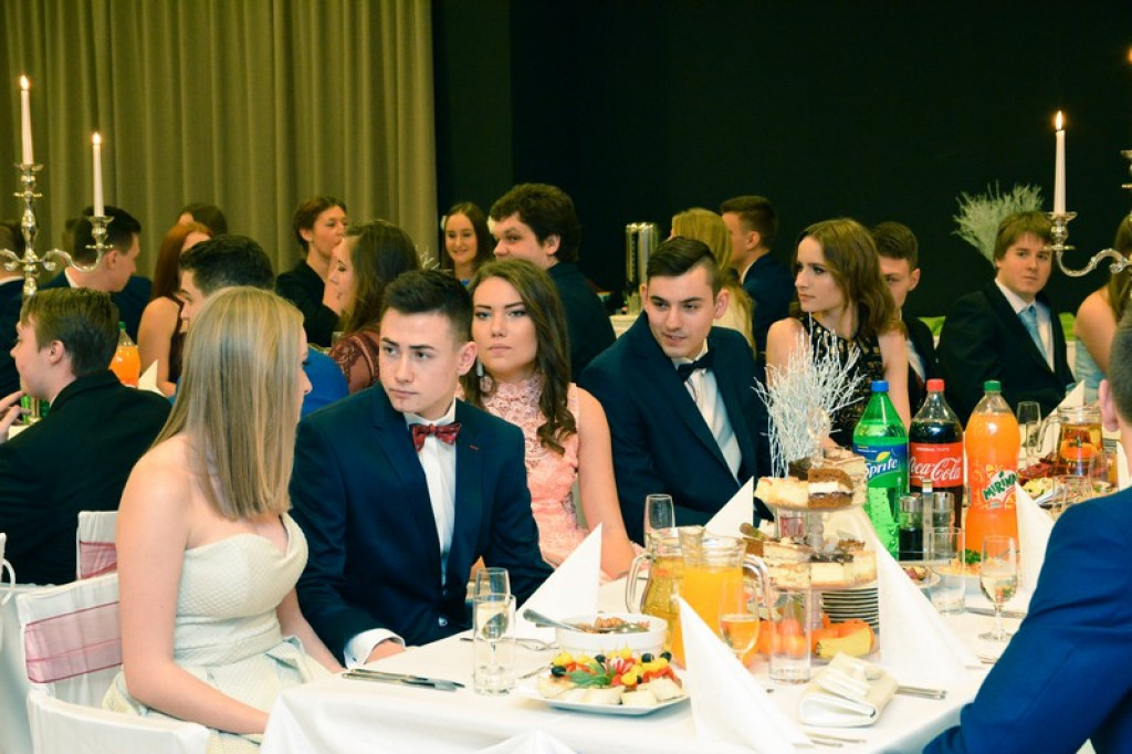 Studniówki 2017: Uczniowie II Liceum Ogólnokształcącego w Brzegu na balu maturalnym [fotogaleria]
