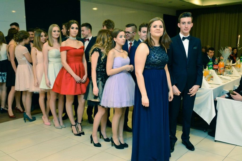 Studniówki 2017: Uczniowie II Liceum Ogólnokształcącego w Brzegu na balu maturalnym [fotogaleria]