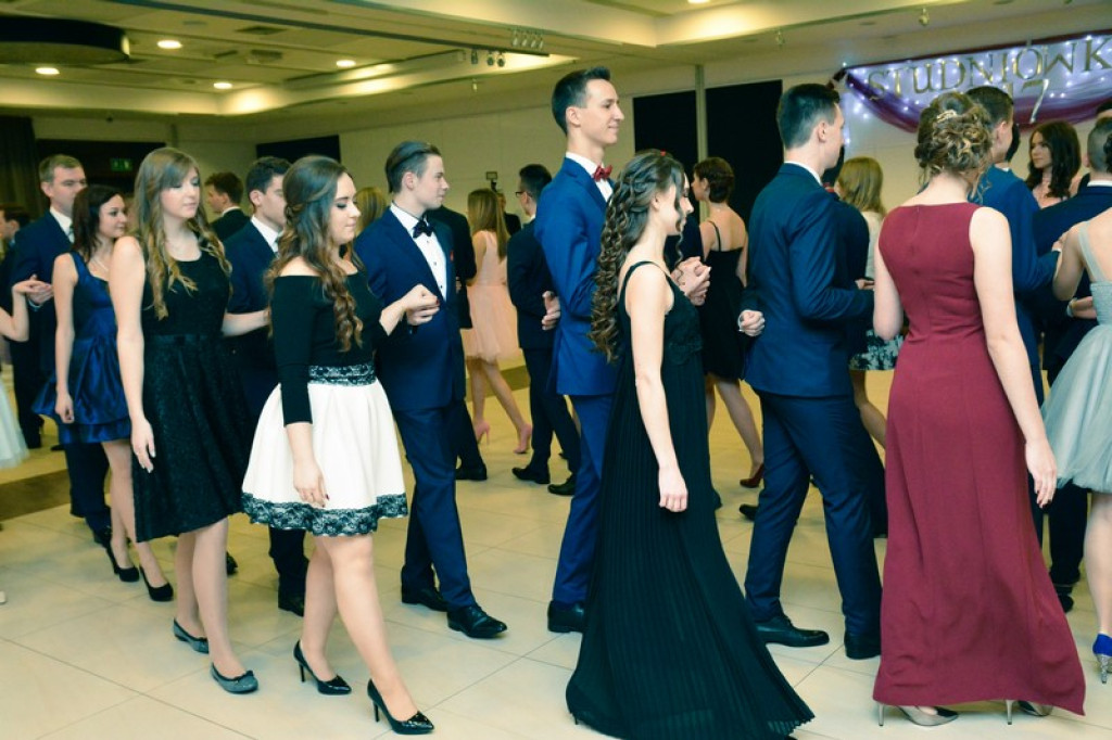 Studniówki 2017: Uczniowie II Liceum Ogólnokształcącego w Brzegu na balu maturalnym [fotogaleria]