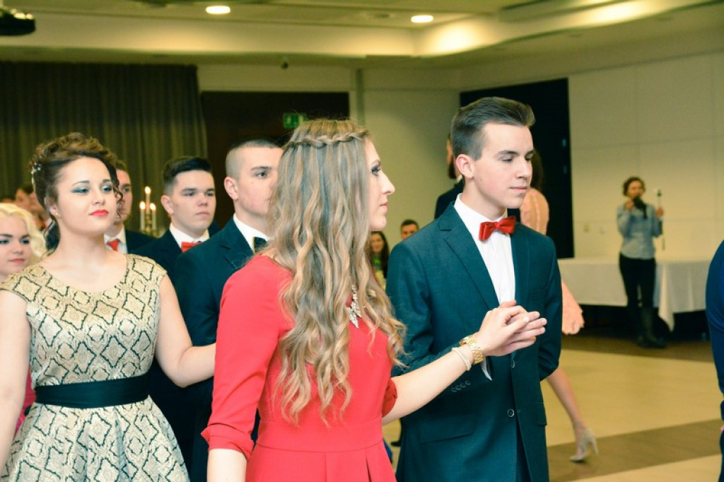 Studniówki 2017: Uczniowie II Liceum Ogólnokształcącego w Brzegu na balu maturalnym [fotogaleria]
