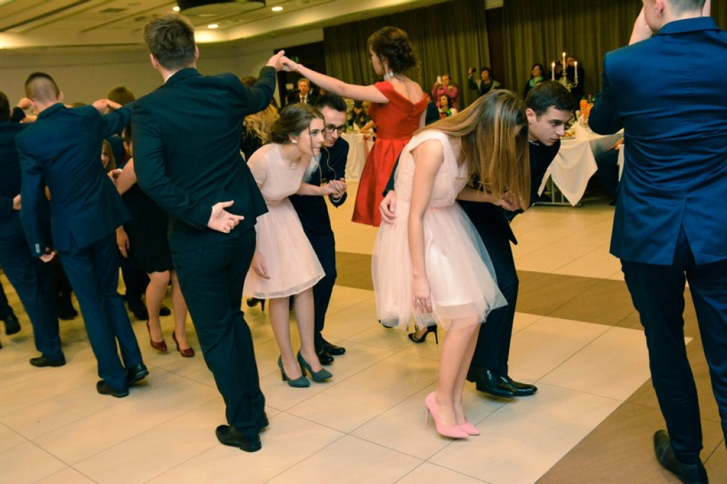 Studniówki 2017: Uczniowie II Liceum Ogólnokształcącego w Brzegu na balu maturalnym [fotogaleria]