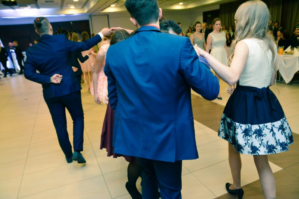 Studniówki 2017: Uczniowie II Liceum Ogólnokształcącego w Brzegu na balu maturalnym [fotogaleria]