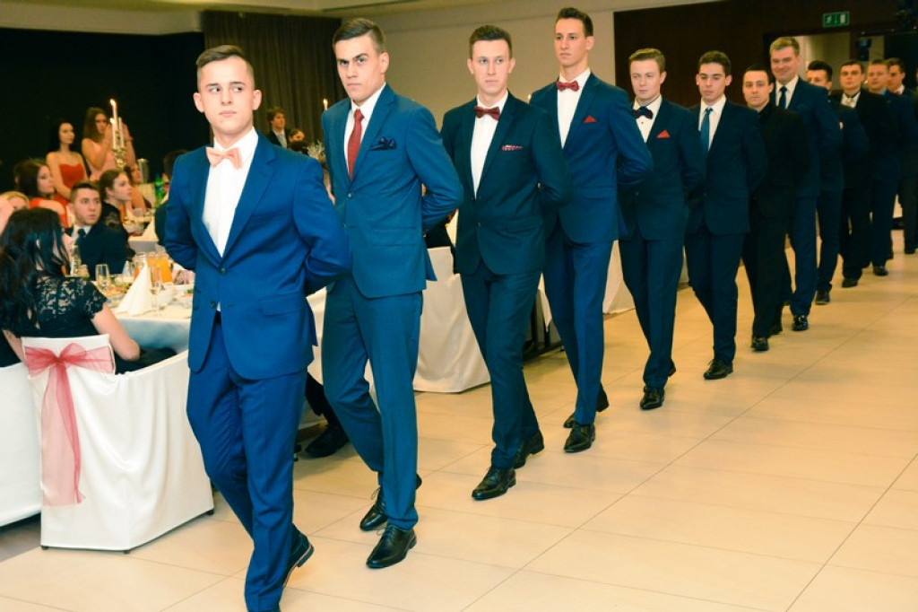 Studniówki 2017: Uczniowie II Liceum Ogólnokształcącego w Brzegu na balu maturalnym [fotogaleria]