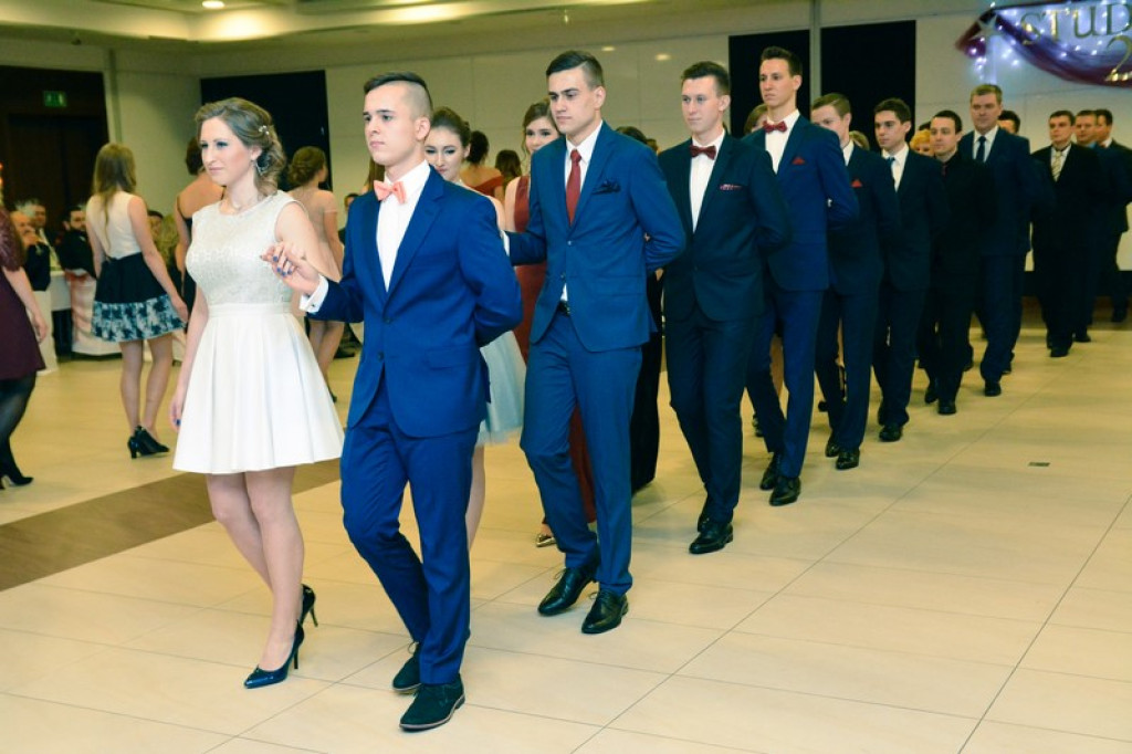 Studniówki 2017: Uczniowie II Liceum Ogólnokształcącego w Brzegu na balu maturalnym [fotogaleria]