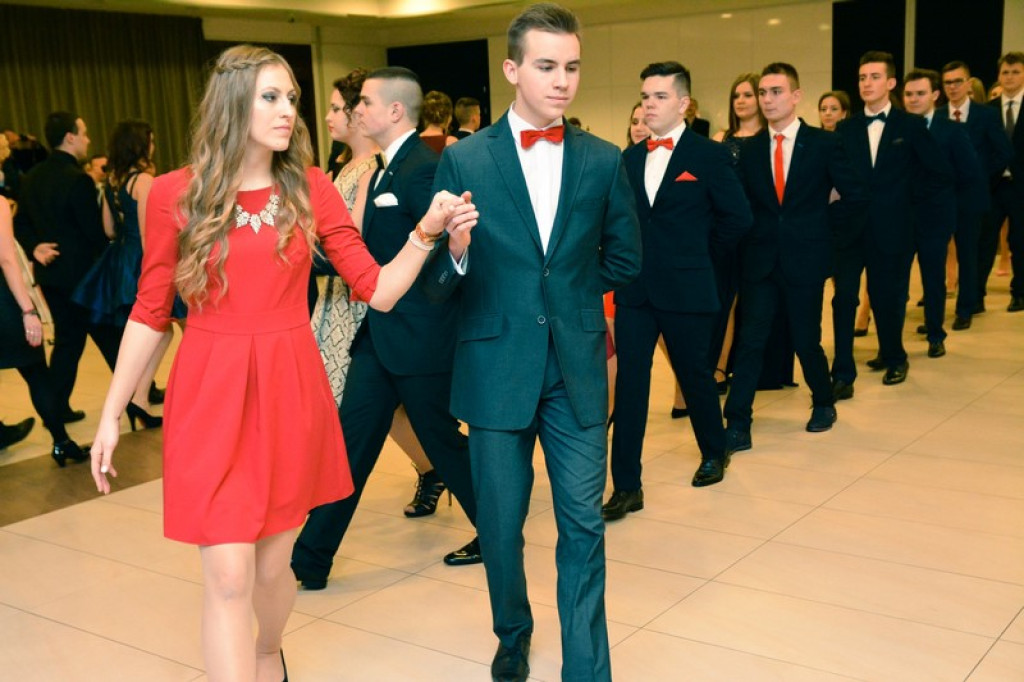 Studniówki 2017: Uczniowie II Liceum Ogólnokształcącego w Brzegu na balu maturalnym [fotogaleria]