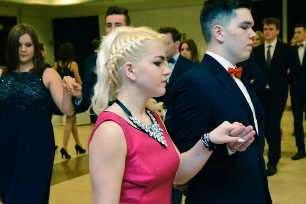 Studniówki 2017: Uczniowie II Liceum Ogólnokształcącego w Brzegu na balu maturalnym [fotogaleria]