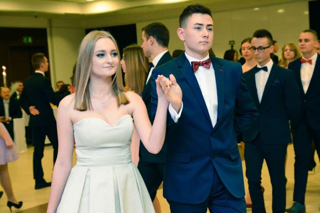 Studniówki 2017: Uczniowie II Liceum Ogólnokształcącego w Brzegu na balu maturalnym [fotogaleria]