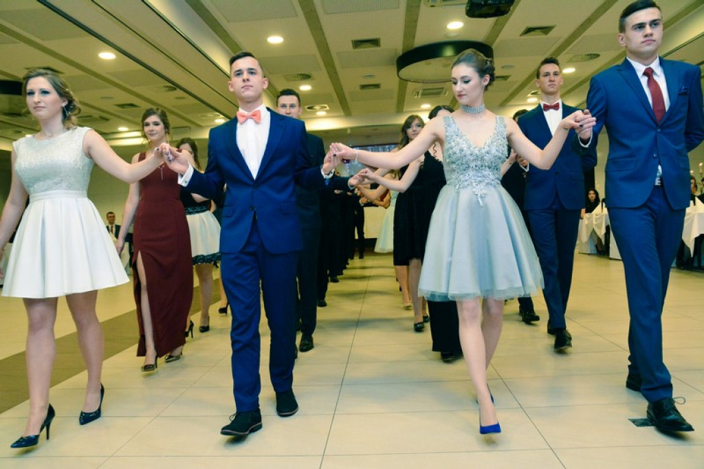 Studniówki 2017: Uczniowie II Liceum Ogólnokształcącego w Brzegu na balu maturalnym [fotogaleria]