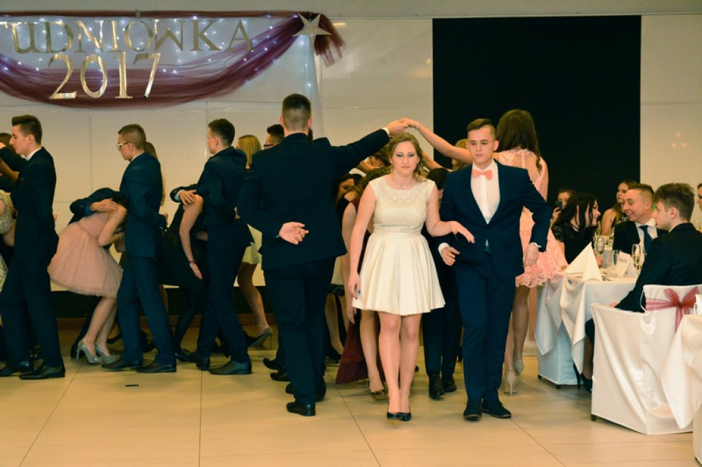 Studniówki 2017: Uczniowie II Liceum Ogólnokształcącego w Brzegu na balu maturalnym [fotogaleria]