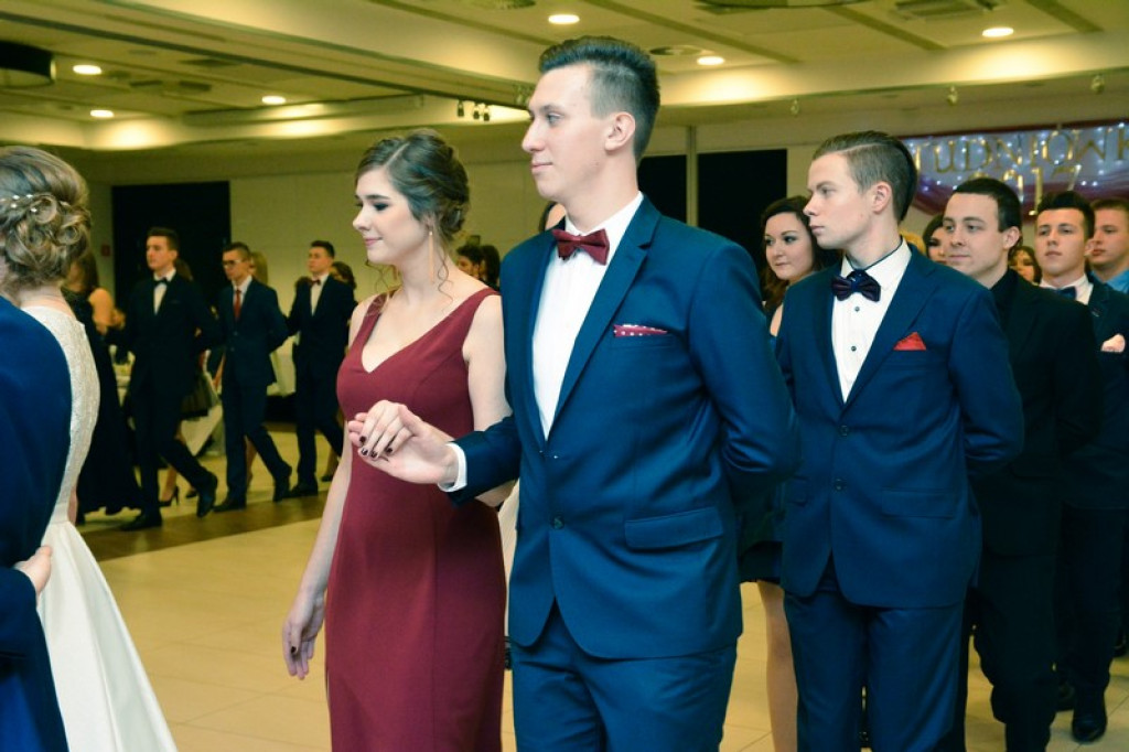 Studniówki 2017: Uczniowie II Liceum Ogólnokształcącego w Brzegu na balu maturalnym [fotogaleria]