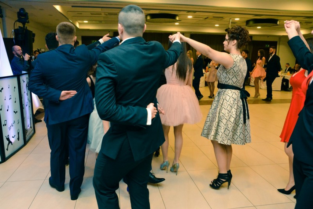 Studniówki 2017: Uczniowie II Liceum Ogólnokształcącego w Brzegu na balu maturalnym [fotogaleria]