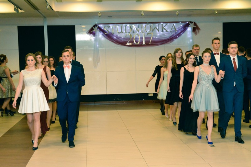 Studniówki 2017: Uczniowie II Liceum Ogólnokształcącego w Brzegu na balu maturalnym [fotogaleria]