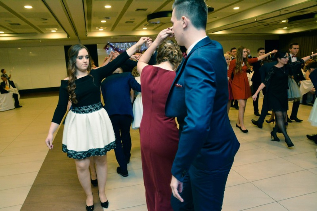 Studniówki 2017: Uczniowie II Liceum Ogólnokształcącego w Brzegu na balu maturalnym [fotogaleria]