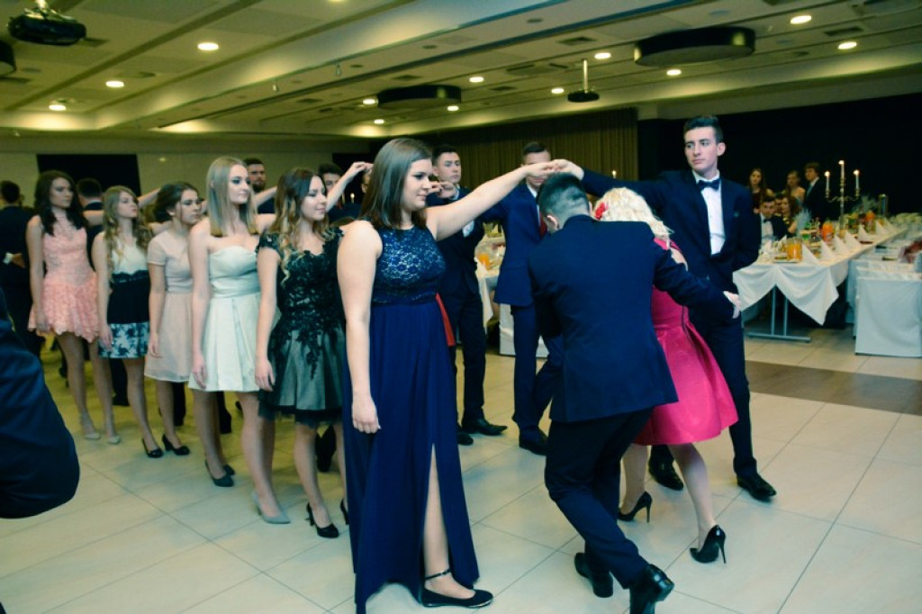 Studniówki 2017: Uczniowie II Liceum Ogólnokształcącego w Brzegu na balu maturalnym [fotogaleria]