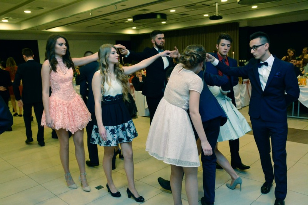 Studniówki 2017: Uczniowie II Liceum Ogólnokształcącego w Brzegu na balu maturalnym [fotogaleria]