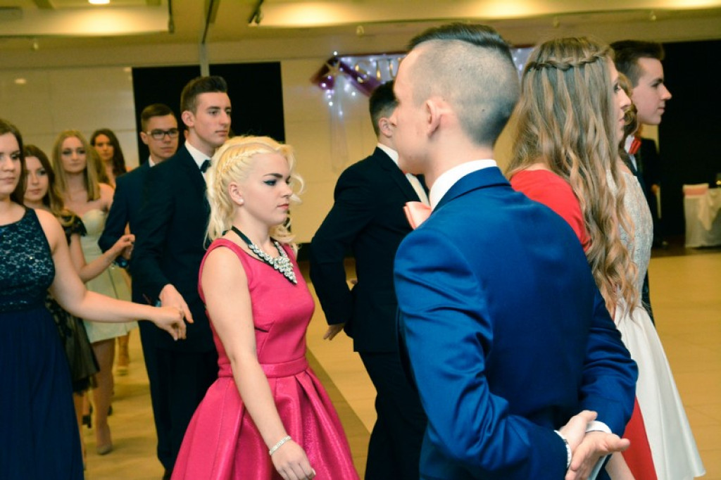 Studniówki 2017: Uczniowie II Liceum Ogólnokształcącego w Brzegu na balu maturalnym [fotogaleria]