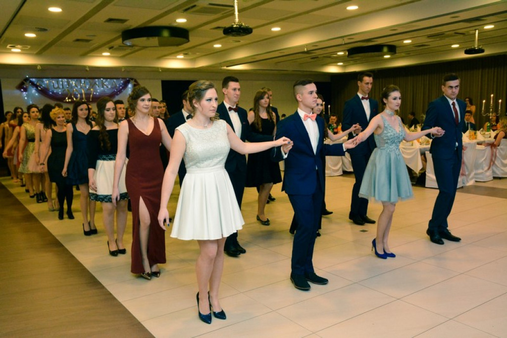 Studniówki 2017: Uczniowie II Liceum Ogólnokształcącego w Brzegu na balu maturalnym [fotogaleria]