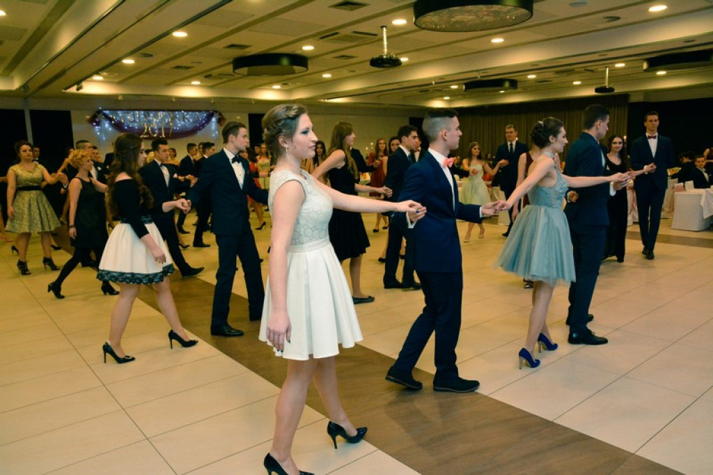 Studniówki 2017: Uczniowie II Liceum Ogólnokształcącego w Brzegu na balu maturalnym [fotogaleria]