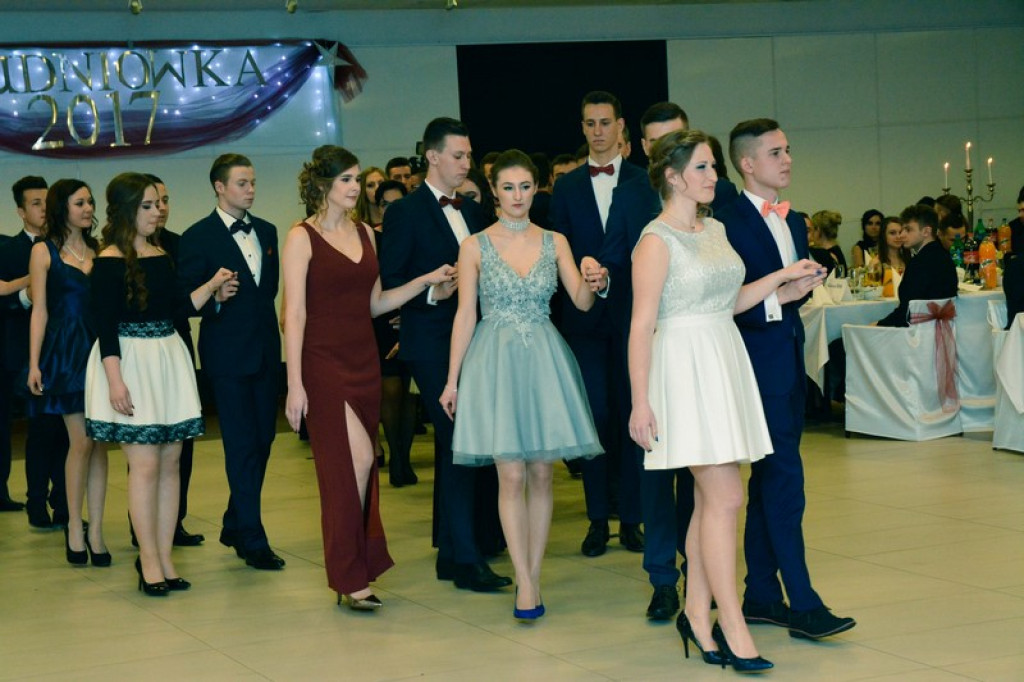 Studniówki 2017: Uczniowie II Liceum Ogólnokształcącego w Brzegu na balu maturalnym [fotogaleria]