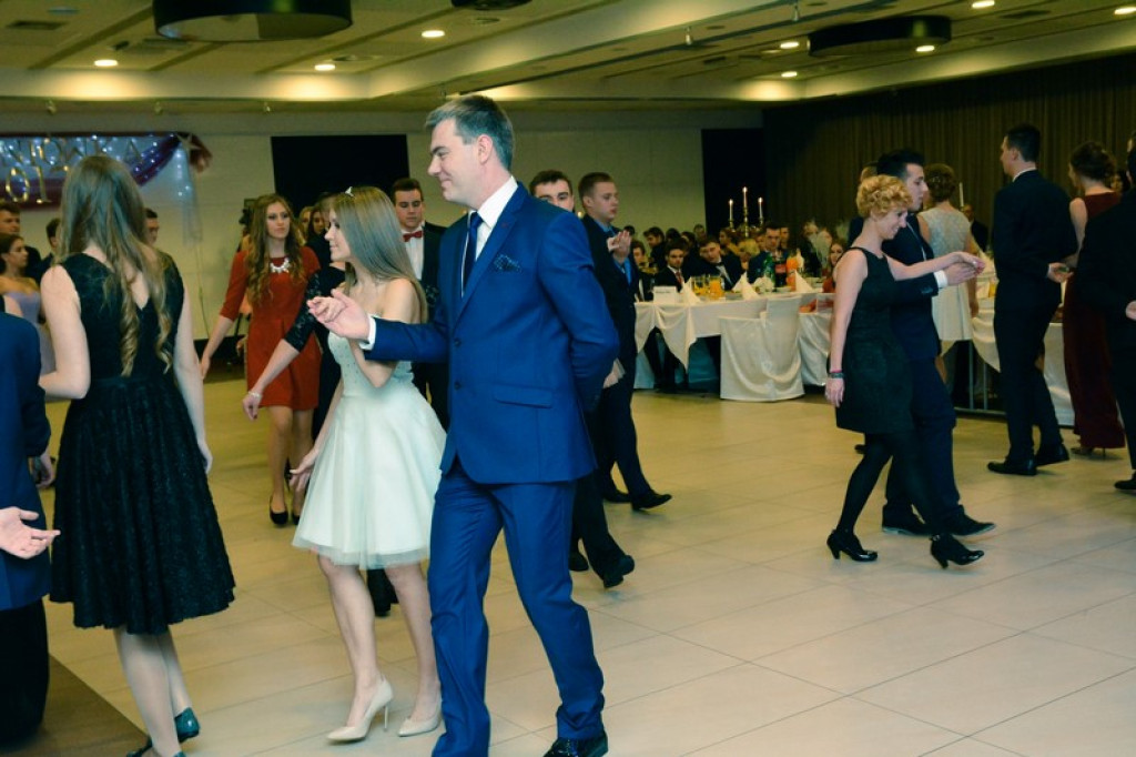 Studniówki 2017: Uczniowie II Liceum Ogólnokształcącego w Brzegu na balu maturalnym [fotogaleria]