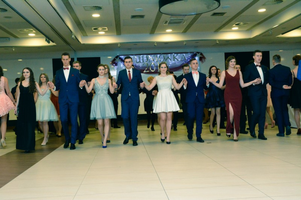 Studniówki 2017: Uczniowie II Liceum Ogólnokształcącego w Brzegu na balu maturalnym [fotogaleria]