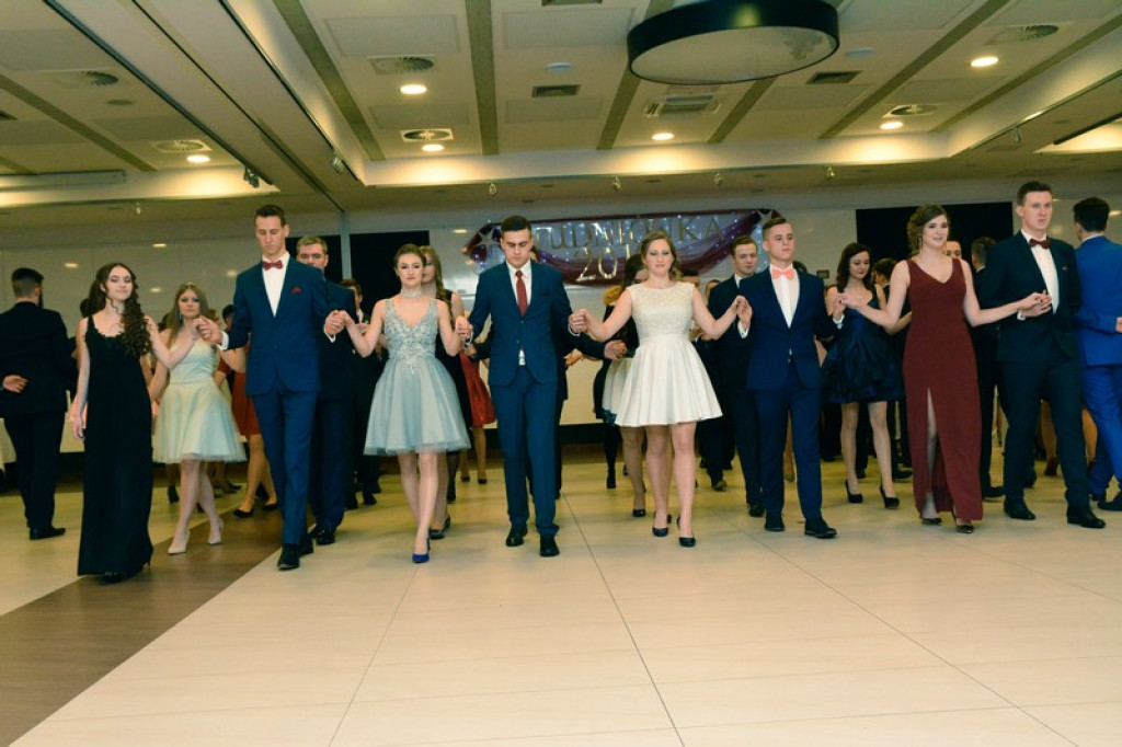 Studniówki 2017: Uczniowie II Liceum Ogólnokształcącego w Brzegu na balu maturalnym [fotogaleria]