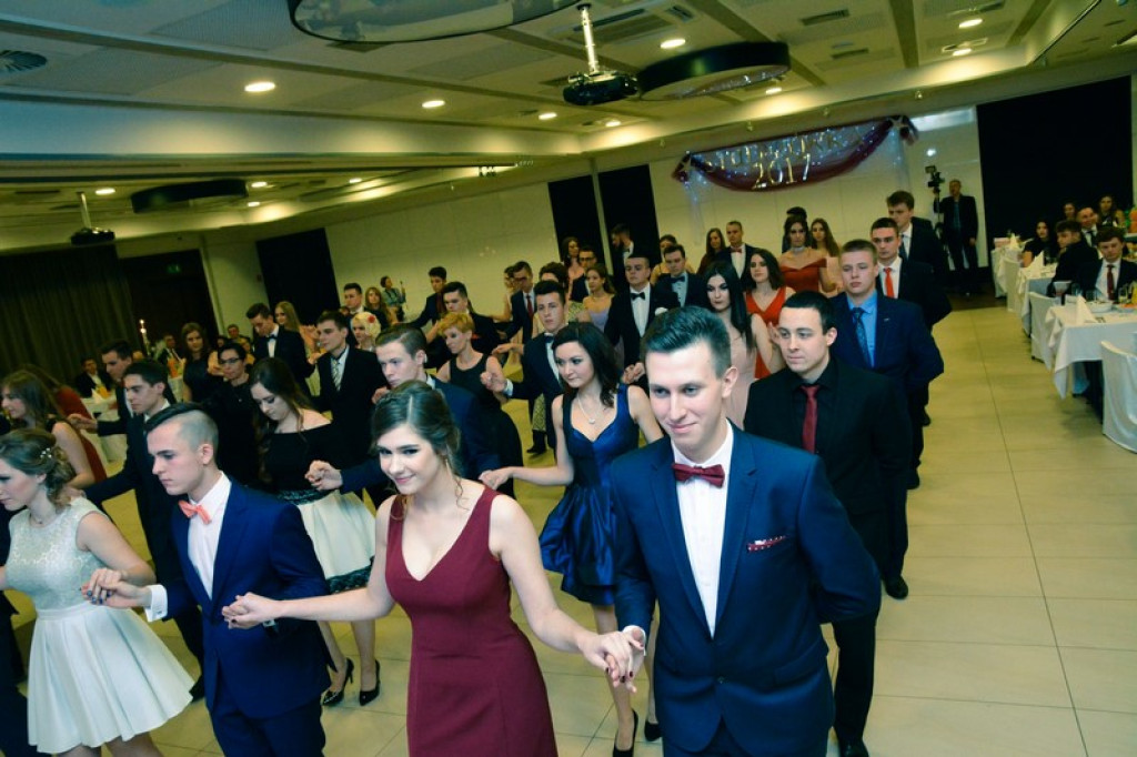 Studniówki 2017: Uczniowie II Liceum Ogólnokształcącego w Brzegu na balu maturalnym [fotogaleria]
