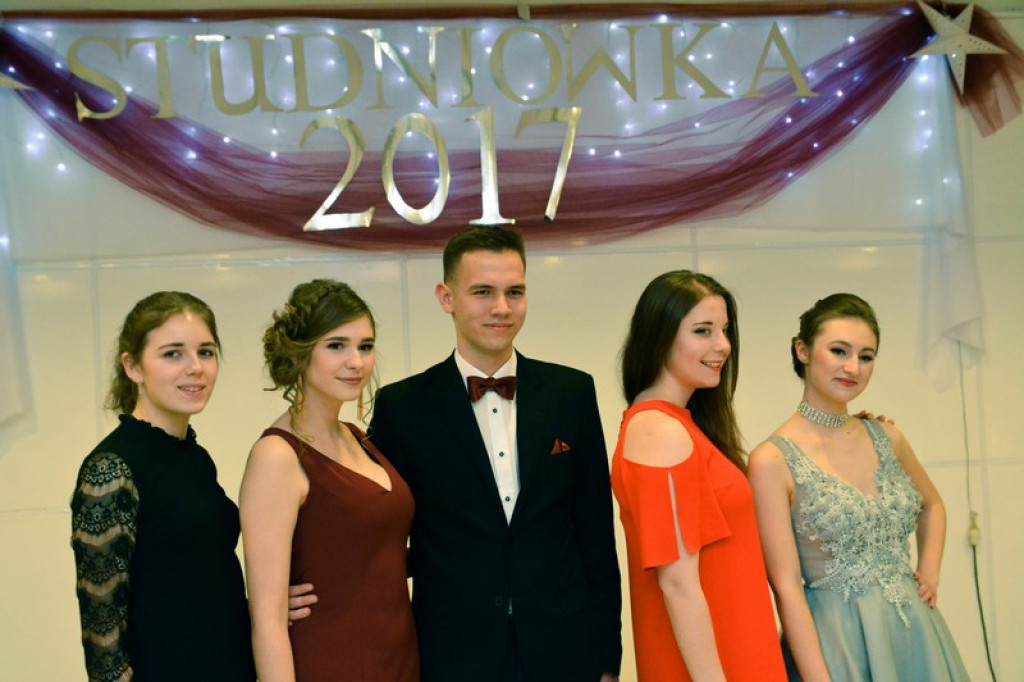 Studniówki 2017: Uczniowie II Liceum Ogólnokształcącego w Brzegu na balu maturalnym [fotogaleria]